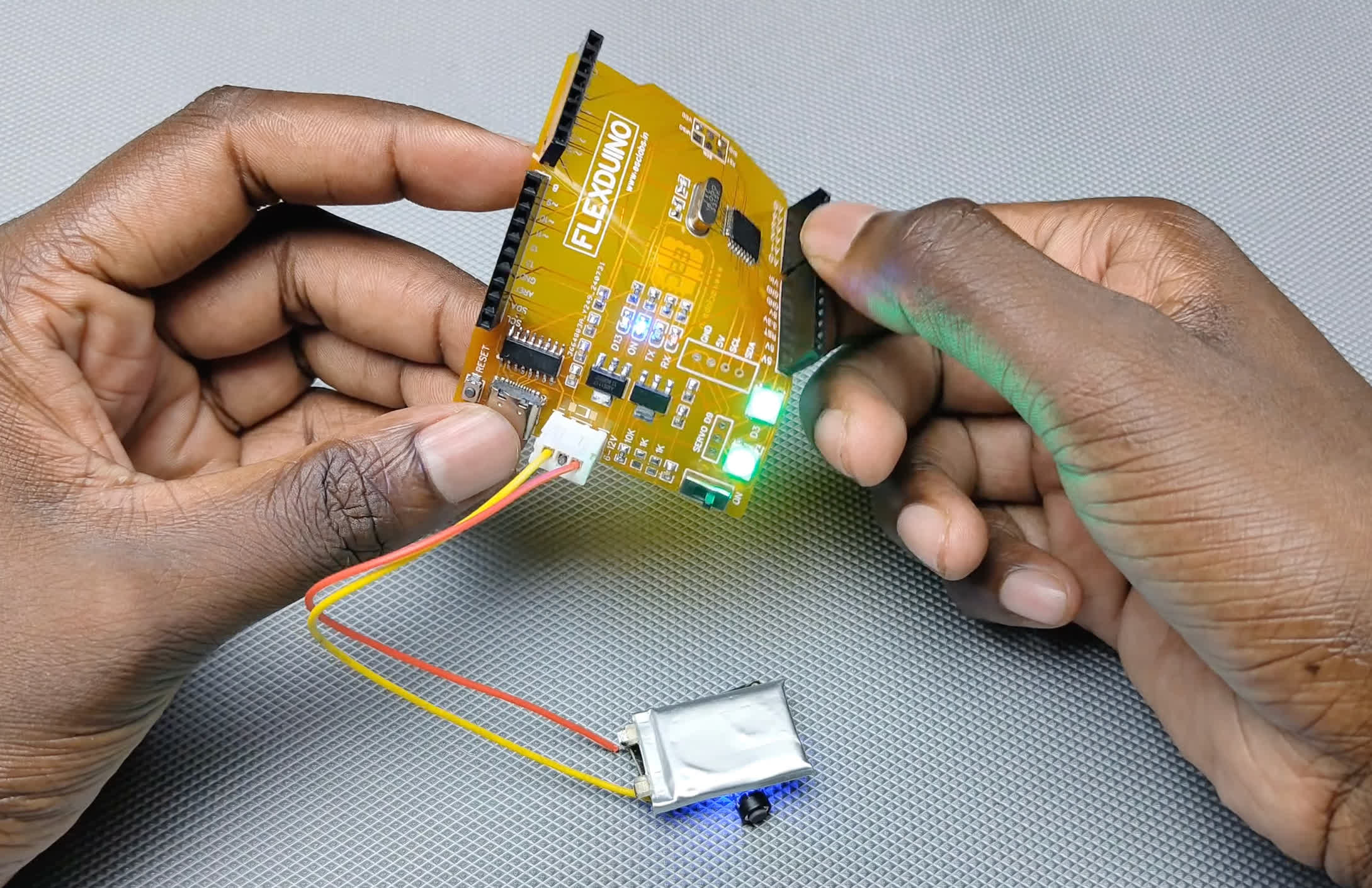 Arduino Uno recibe una nueva versión flexible de «Flexduino», que luce un alegre tono amarillo