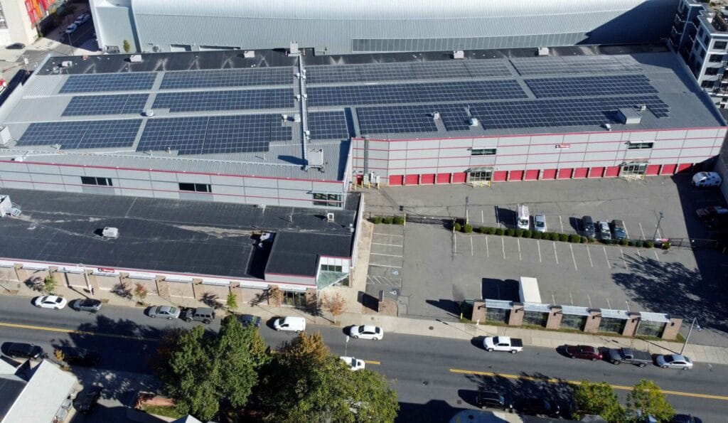 Los tejados de los almacenes de autoalmacenamiento se convertirán en un parque solar de más de 100 MW a nivel nacional