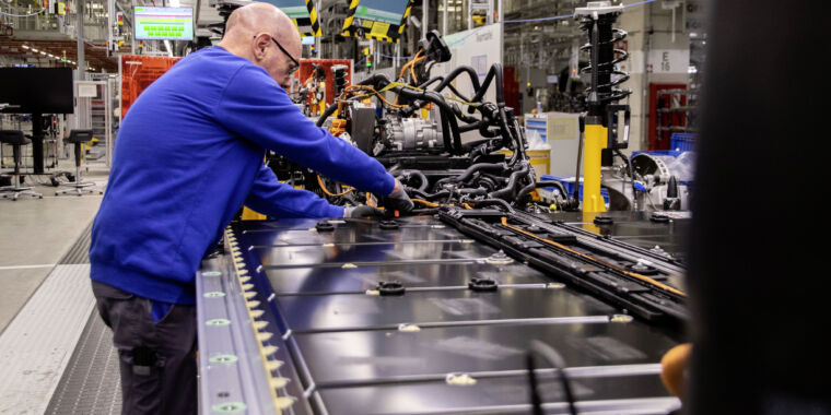 Volkswagen reduce la construcción de fábricas de baterías ante la caída de las ventas de vehículos eléctricos