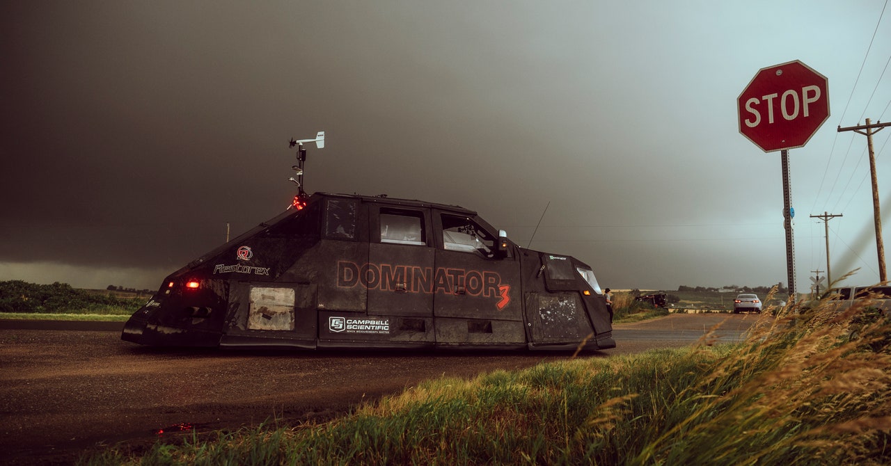 Para estudiar los tornados, lleve un camión a prueba de apocalipsis y lanzacohetes