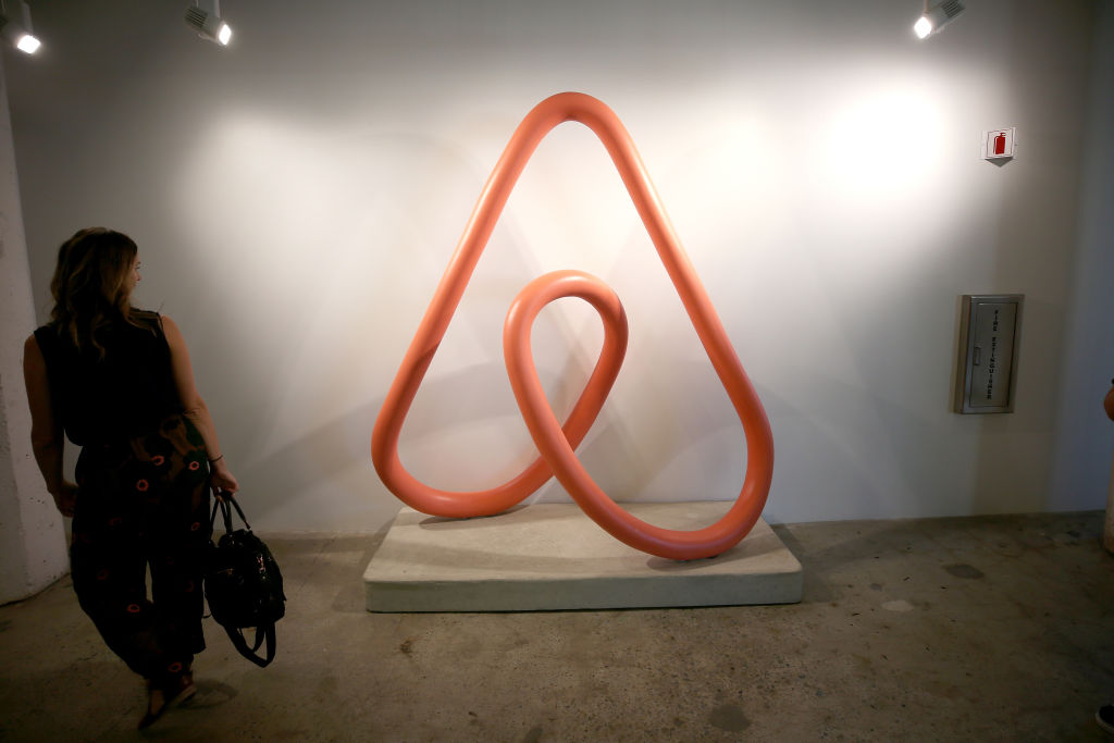 Airbnb detalla planes para expandirse más allá de los alquileres a corto plazo, incluyendo coanfitriones y relanzamiento de «experiencias»