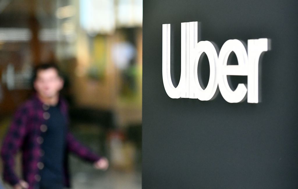 Los federales acusan a Uber de cobrar a los clientes por suscripciones sin consentimiento