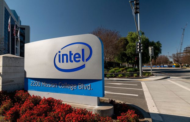 Intel decide escindir su negocio de fundición y firma un acuerdo con AWS para fabricar chips de IA