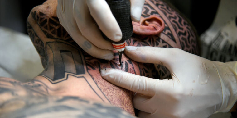 La tinta para tatuajes que se vende en Amazon tiene altos niveles de bacterias raras y extrañas