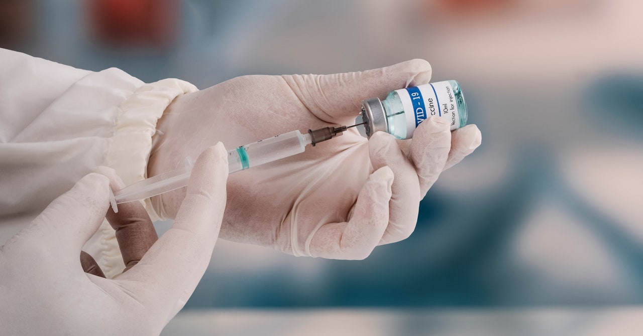 La ola de COVID-19 en el verano es tan grande que la FDA podría lanzar nuevas vacunas antes de tiempo