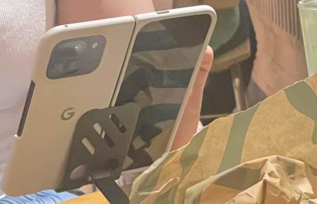 Alguien usó casualmente un Pixel 9 Pro Fold en un Starbucks, completo con funda oficial