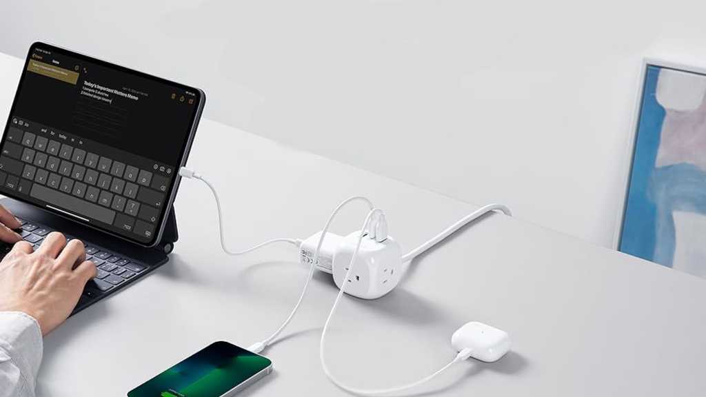 Esta regleta compacta de Anker es el mejor gasto de $15 que harás en toda la semana