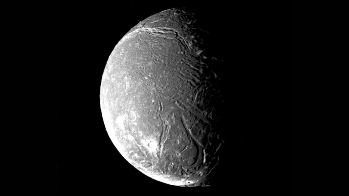 El telescopio espacial James Webb detecta un posible océano líquido en la luna Ariel de Urano