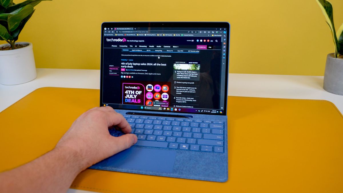 Las PC Copilot+ de Microsoft provocarán una «crisis en las ventas de MacBook Pro» de Apple, ya que se prevé que las computadoras portátiles con inteligencia artificial desaparecerán de los estantes en 2025