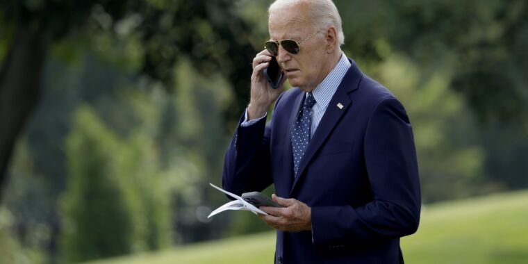 Multan a empresa de telecomunicaciones con 1 millón de dólares por transmitir un deepfake de Biden sin verificar el identificador de llamadas