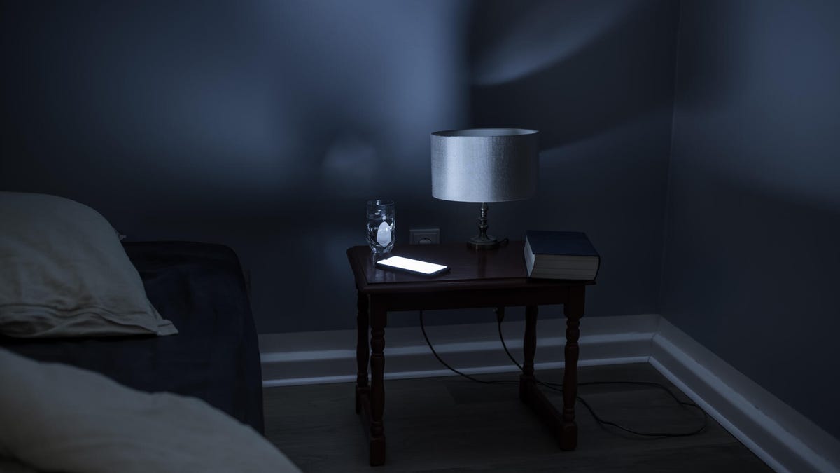 ¿Tu smartphone se despierta misteriosamente? 5 razones (que no son fantasmas)