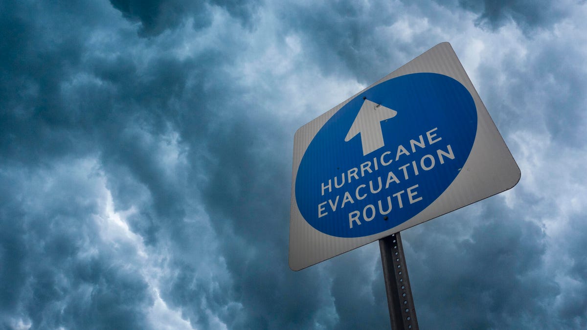 ¿Se acerca una tormenta? Siga estos pasos para preparar su tecnología antes de que se produzcan emergencias climáticas