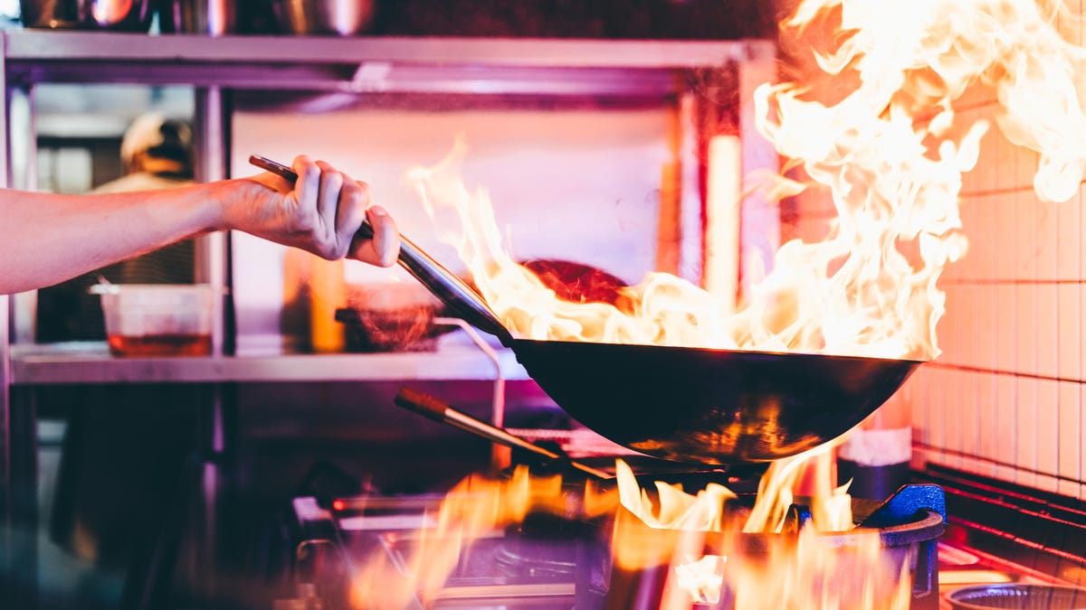 ¿Estás cansado de salir a comer? Probé esta herramienta de inteligencia artificial que genera recetas para crear una comida en un restaurante en casa