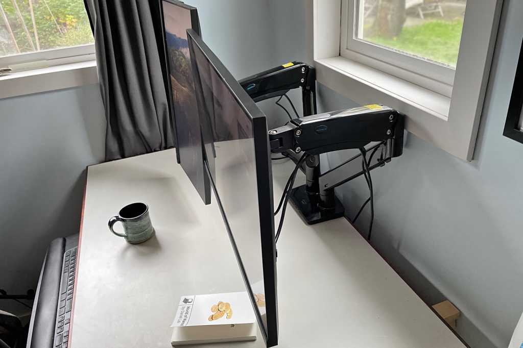 Por qué necesitas un soporte de monitor para el escritorio de tu dormitorio universitario
