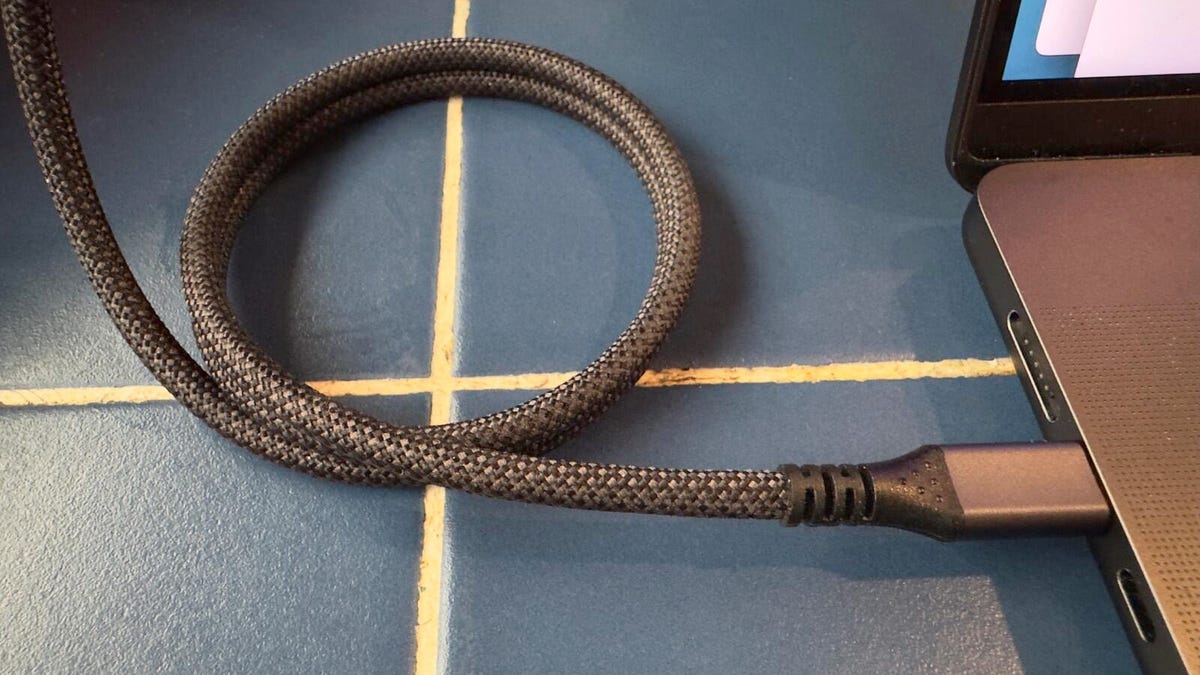 Probé el cable USB-C viral ‘sin enredos’ y es mi nuevo artículo esencial para viajar