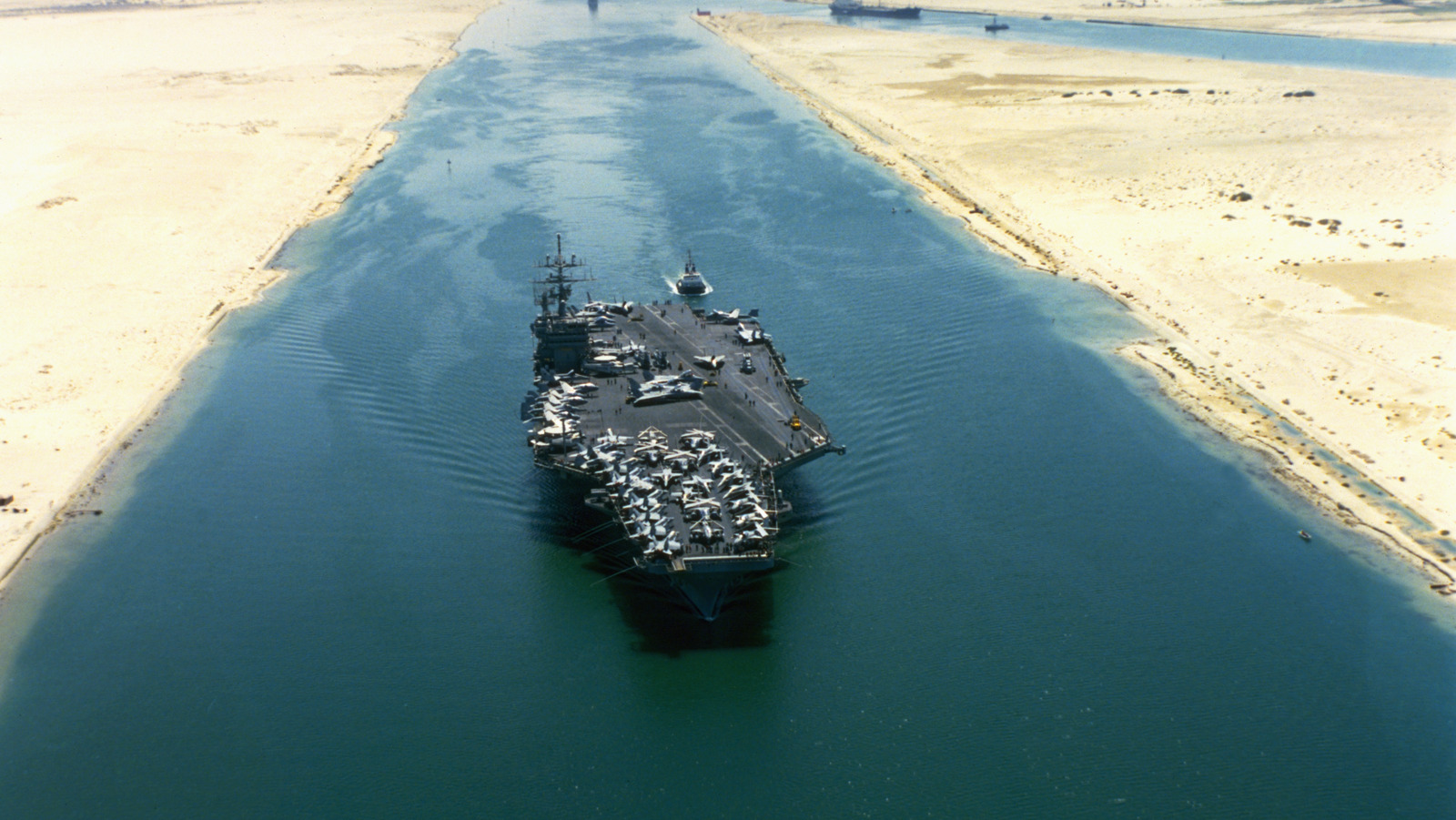¿Podrán los portaaviones estadounidenses pasar por los canales de Suez y Panamá?