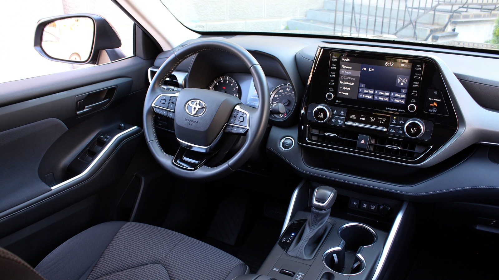 ¿Qué modelos de Toyota tienen sistemas de sonido JBL?
