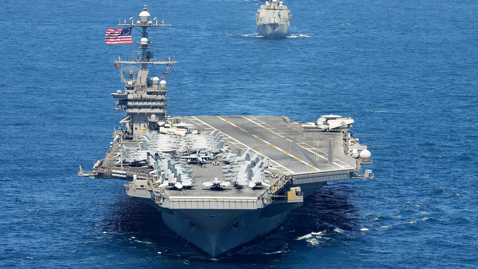 ¿Cuántas personas hay a bordo del USS George Washington (CVN 73) y dónde está su puerto base?