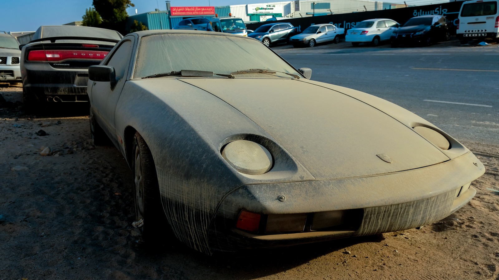 Por qué se pueden encontrar coches de lujo abandonados en Dubái y qué les sucede