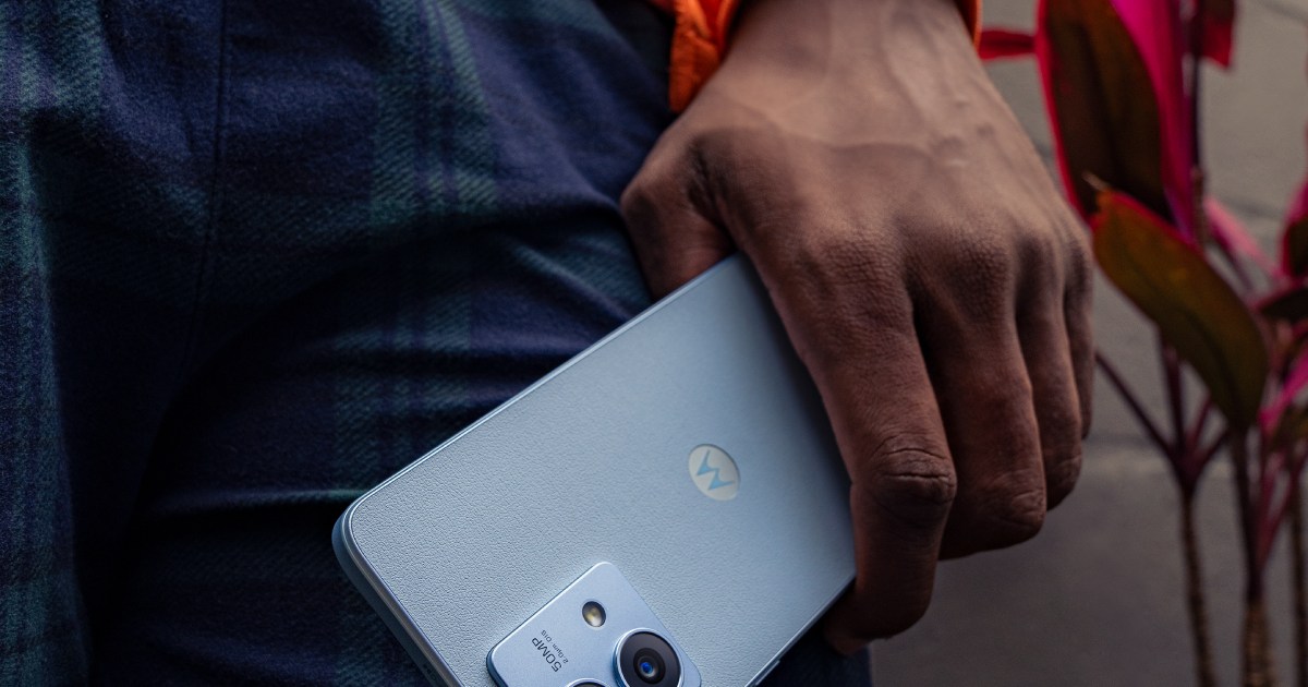 Moto G84 en Walmart, Coppel o Mercado Libre, ¿dónde es más barato?