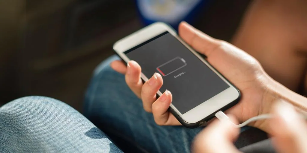 Este es el orden que debemos seguir al conectar el móvil al cargador para no estropearlo