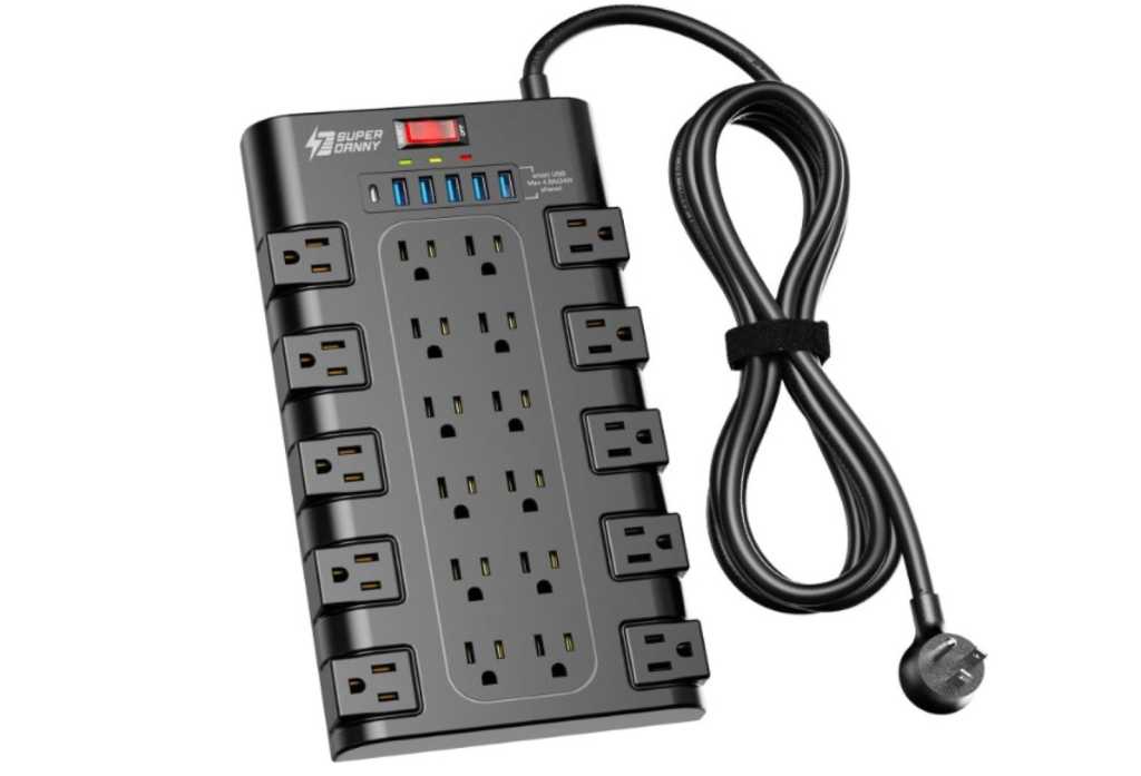 Este glorioso protector contra sobretensiones de $26 tiene 22 salidas y 6 puertos USB.