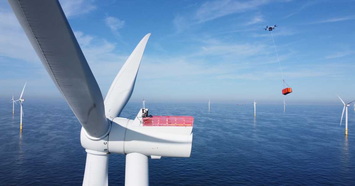Los drones de carga pesada entregan carga crítica a las turbinas eólicas marinas