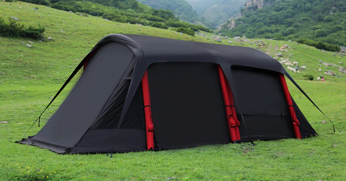 La carpa y el toldo con estructura inflable se colocan en forma con una bomba eléctrica