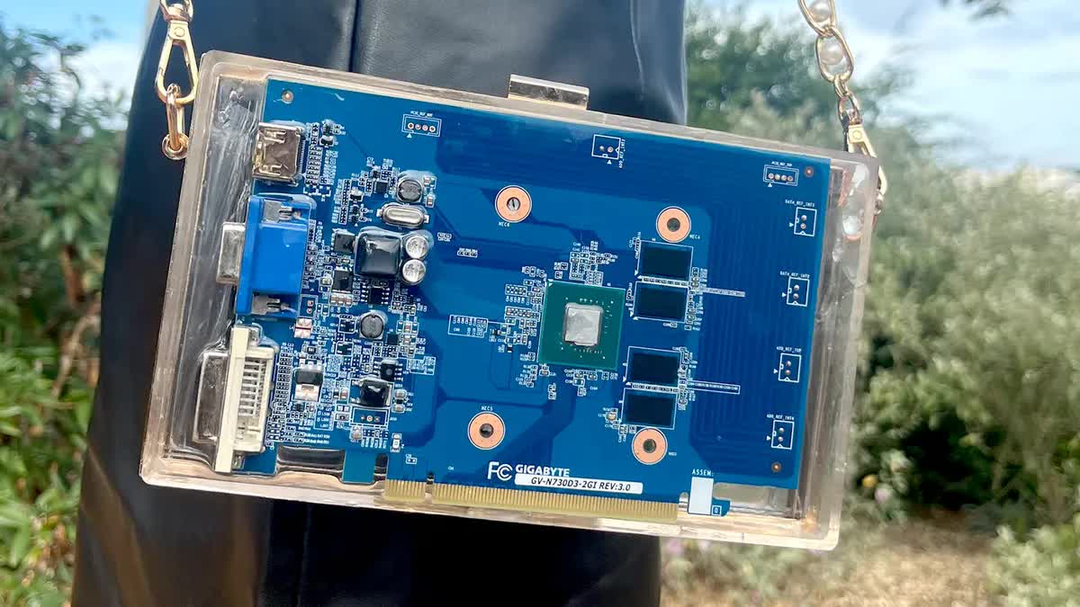 Ahora puedes comprar un bolso de plástico con una GPU GT 730 incorporada por $1,024