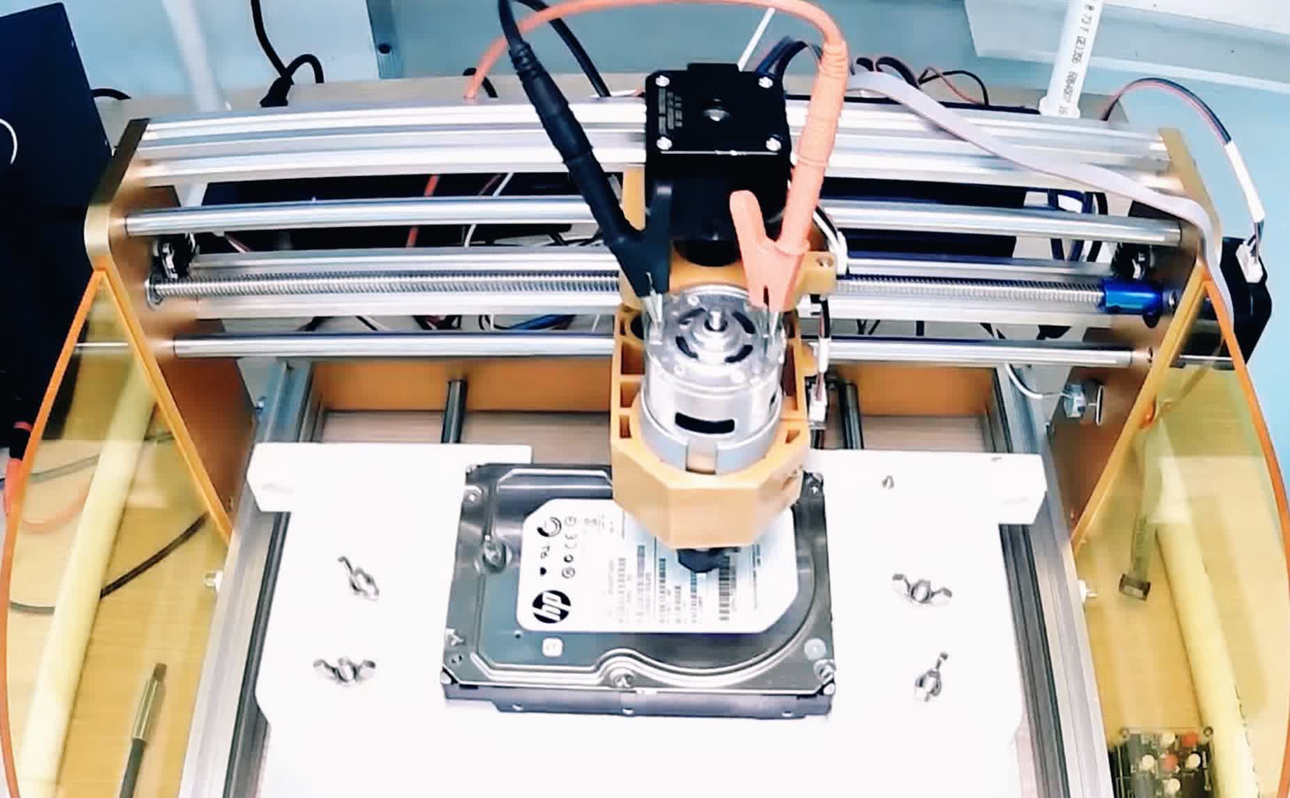 Microsoft se vuelve más inteligente en el reciclaje de discos duros con robots que extraen metales valiosos