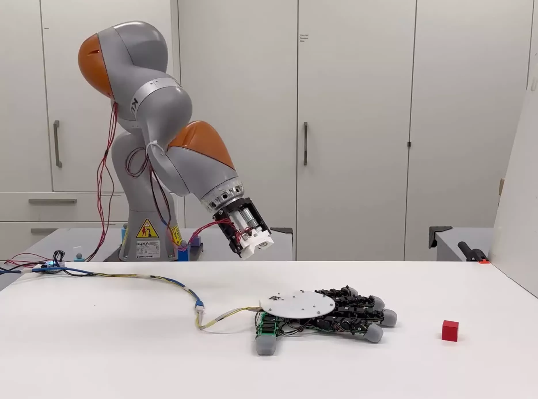 Conozca al robot con una mano desmontable que se arrastra sola