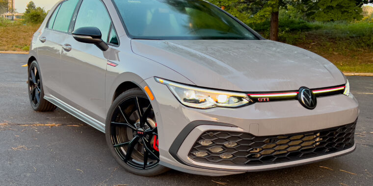 El VW Golf GTI 2024 es el último de su tipo con transmisión manual