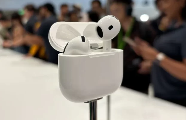 Los Apple AirPods 4 no vienen con un cable para cargarlos