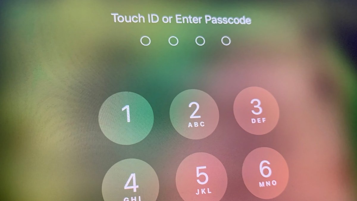 El acusado Eric Adams le dijo al FBI que olvidó la contraseña de su iPhone