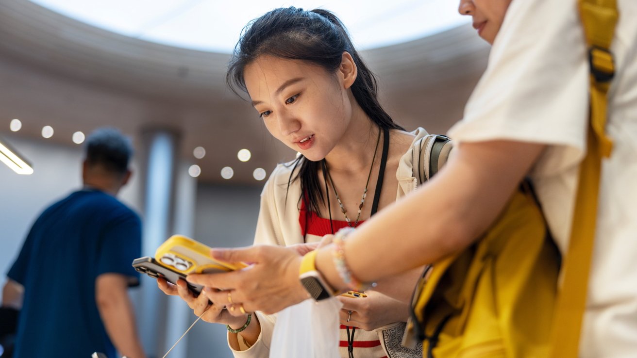 Las tiendas Apple se llenan de clientes que prueban el iPhone 16
