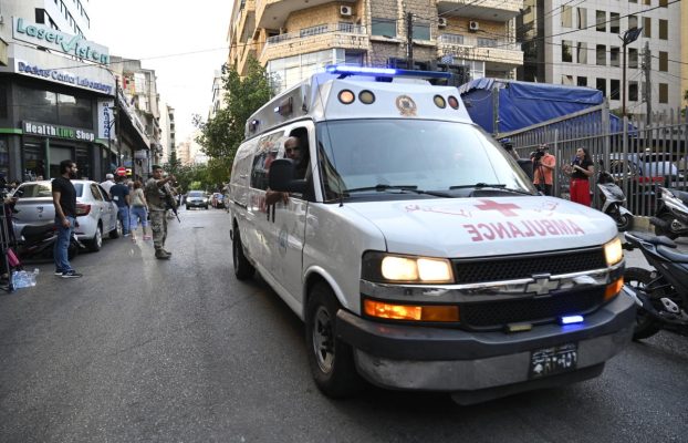 Los buscapersonas explotan simultáneamente en los bolsillos de cientos de miembros de Hezbolá