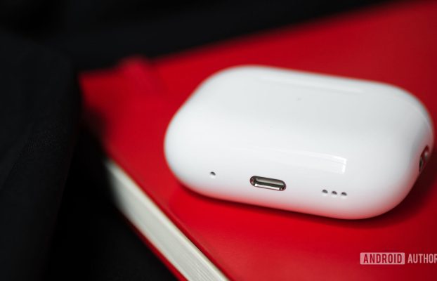 La caja de los AirPods 4 no incluye el cable de carga USB-C