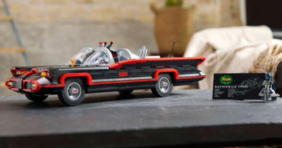 Este batimovil clásico de Lego viene hasta con Adam West