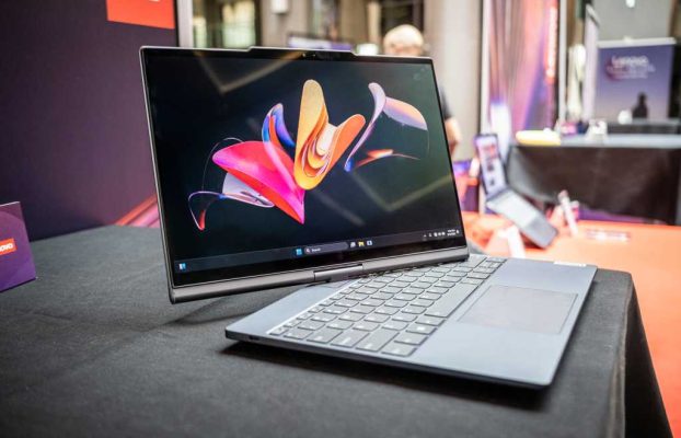 El portátil conceptual de Lenovo se despliega y gira para seguirte