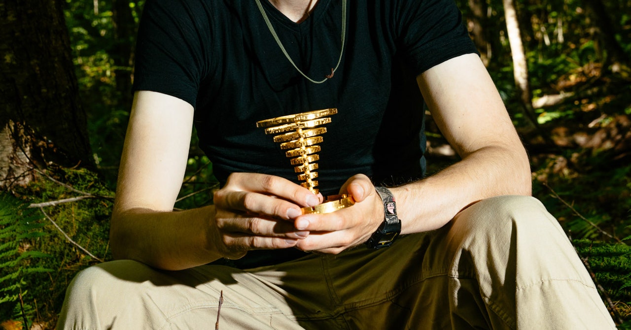 Un diseñador de juegos acaba de esconder un trofeo de oro en el bosque para una búsqueda del tesoro en la vida real. Comienza ahora