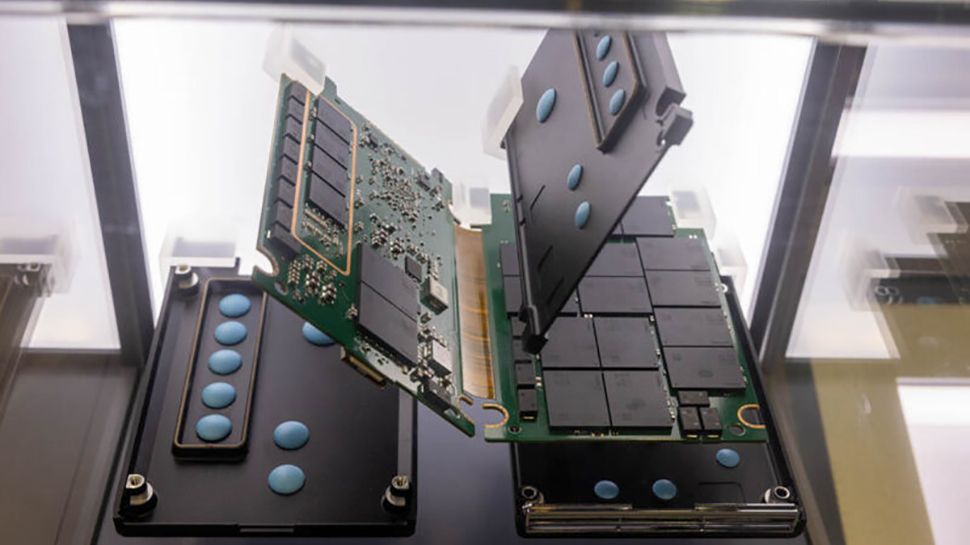 Samsung muestra el interior de su SSD de 128 TB en todo su esplendor, pero con una extraña salvedad: el BM1743 basado en QLC no saldrá a la venta en el corto plazo y tiene una retención muy corta pero extraña de 1 mes.