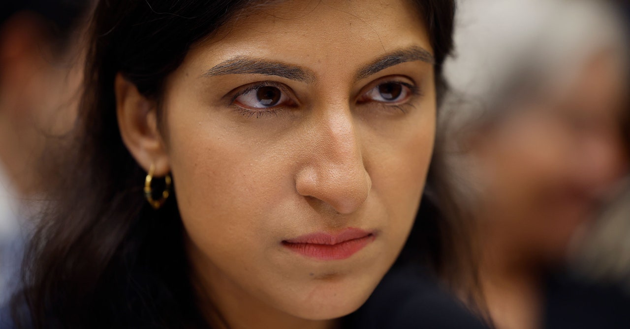 A medida que expira el mandato de la presidenta de la FTC, Lina Khan, los demócratas se debaten entre los donantes y su base