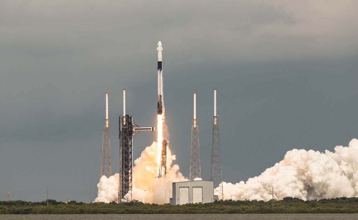 Después de llevar astronautas a la ISS, el Falcon 9 de SpaceX quedó en tierra después de la tercera anomalía en 3 meses