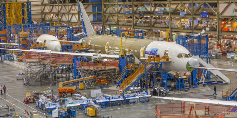 Para evitar la huelga, Boeing promete un aumento salarial del 25% y construir el próximo avión en Seattle