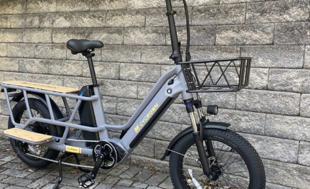 Una bicicleta de carga de bajo precio y pedales tan bajos que rozan el suelo.