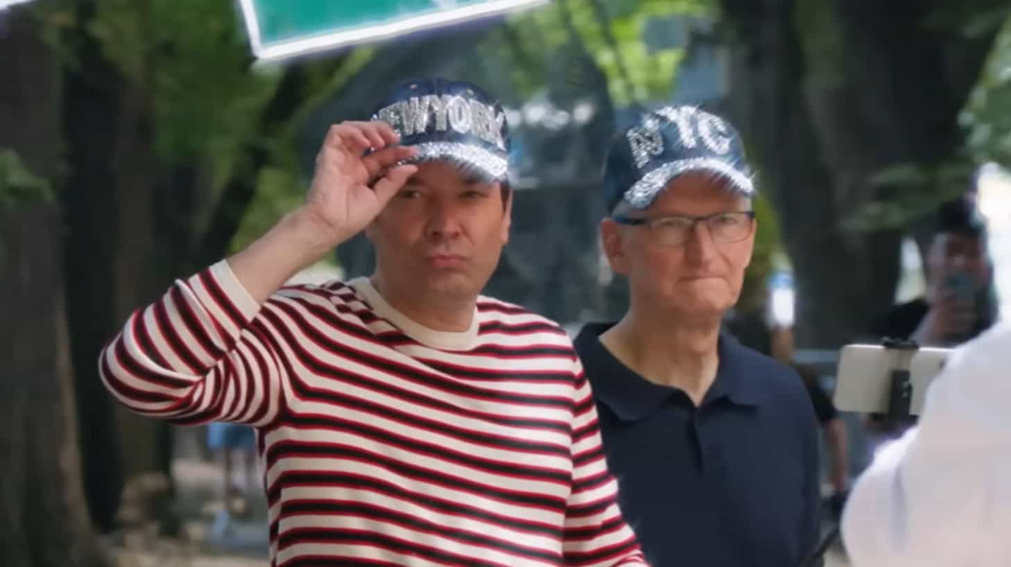 Jimmy Fallon y Tim Cook hablan sobre el iPhone 16 en un paseo por la ciudad de Nueva York