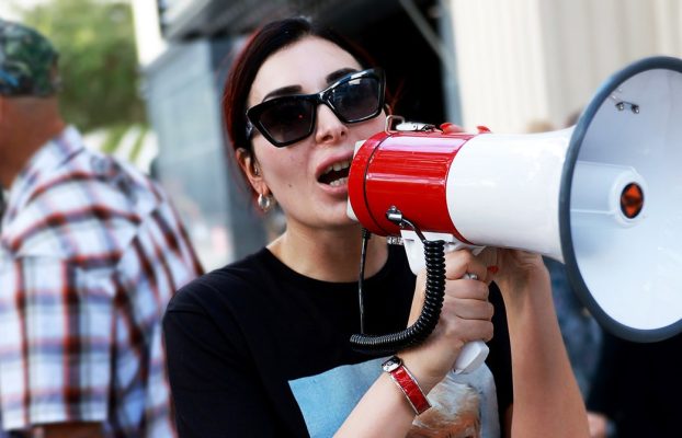 Laura Loomer es MAGA en su forma más extrema y está más cerca que nunca de Donald Trump