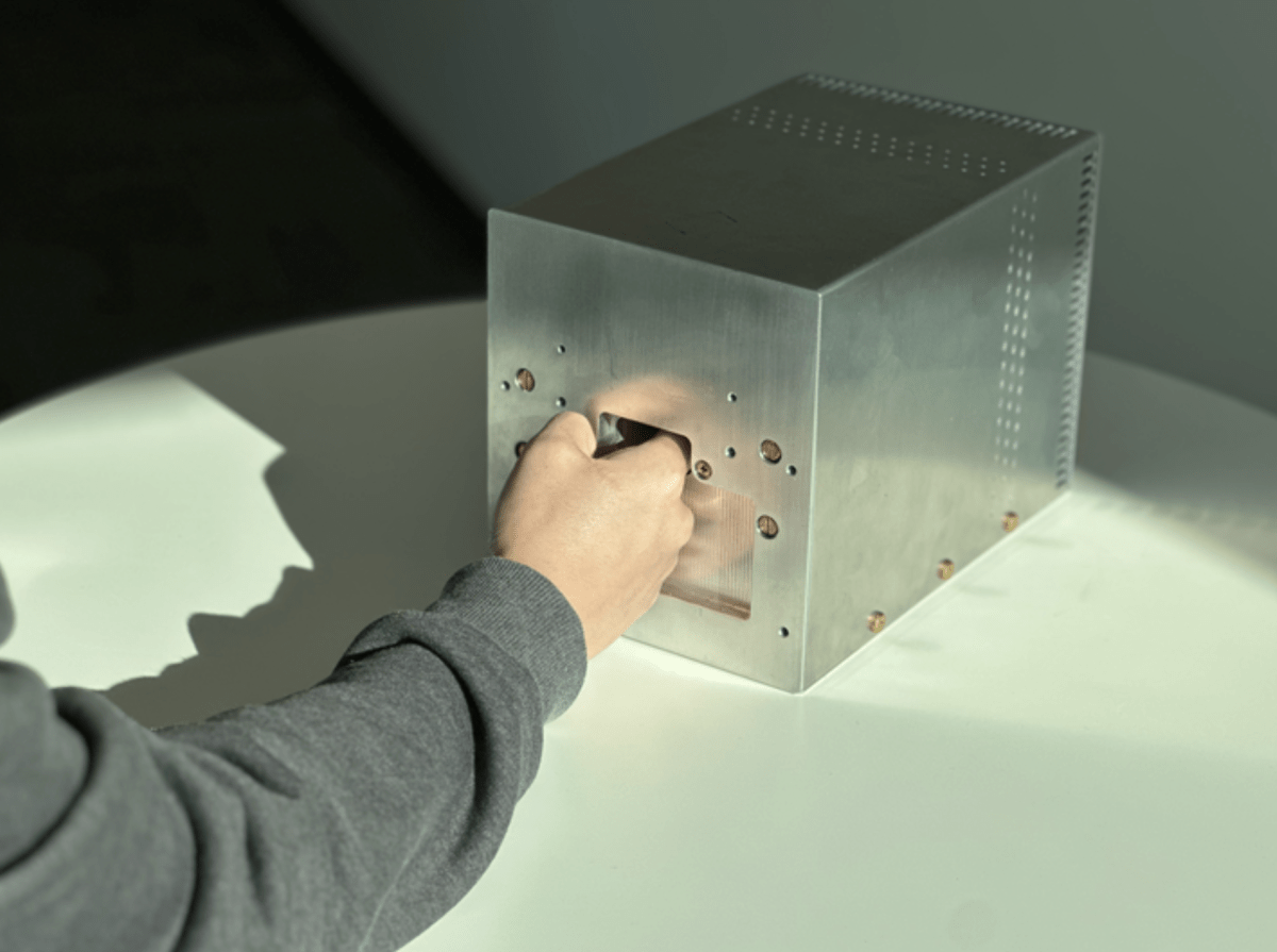 El fundador de Synex, que estuvo detenido en la frontera con un imán de 80 libras, está construyendo resonancias magnéticas portátiles para medir la glucosa