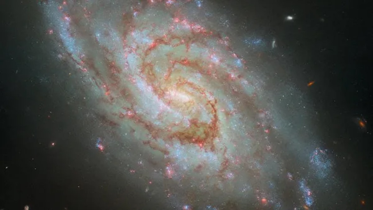 El Telescopio Espacial Hubble de la NASA captura una impresionante galaxia espiral a 45 millones de años luz de distancia