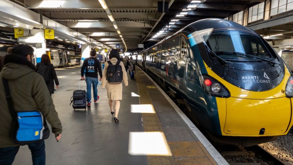 El Wi-Fi de las estaciones se cae: las estaciones de tren de todo el Reino Unido quedaron fuera de línea debido a un ciberataque. Esto es lo que sabemos